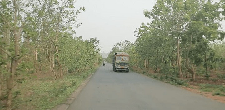 Bus sur route en Inde