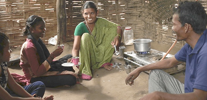 Famille indienne dans leur maison
