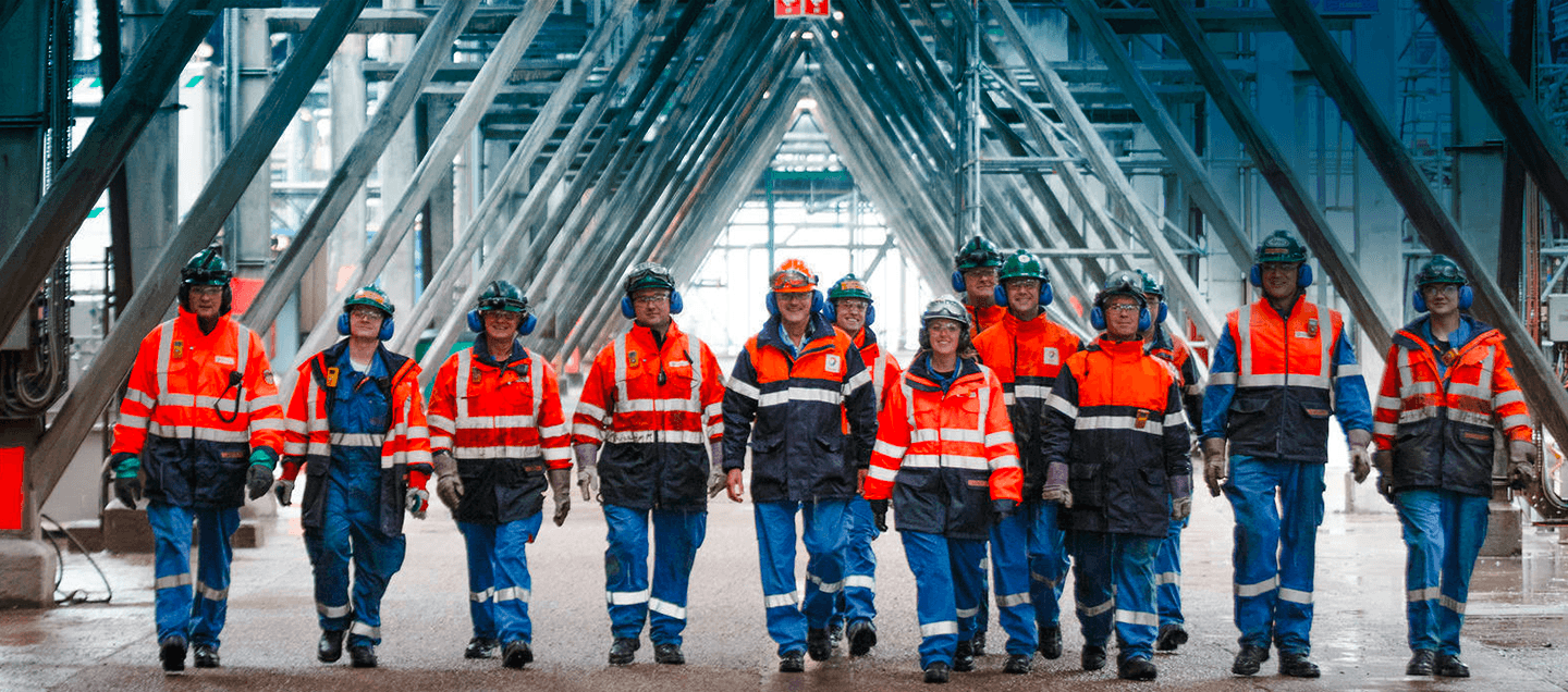 リンジー精油所のスタッフのグループ写真