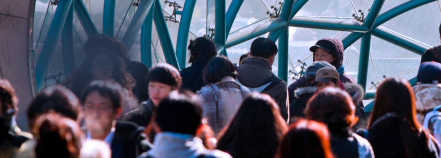 メトロの出口から出てくる人々