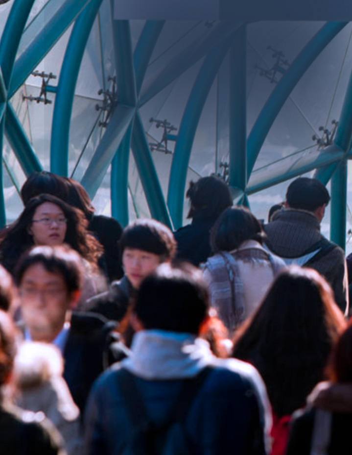 メトロの出口から出てくる人々