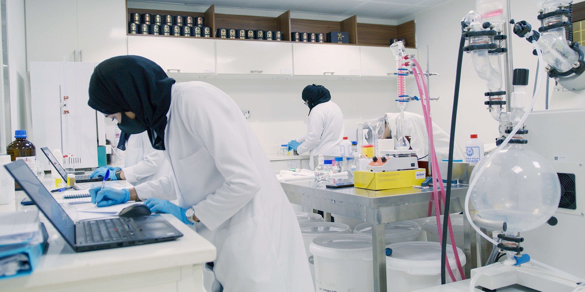Women in a laboratory