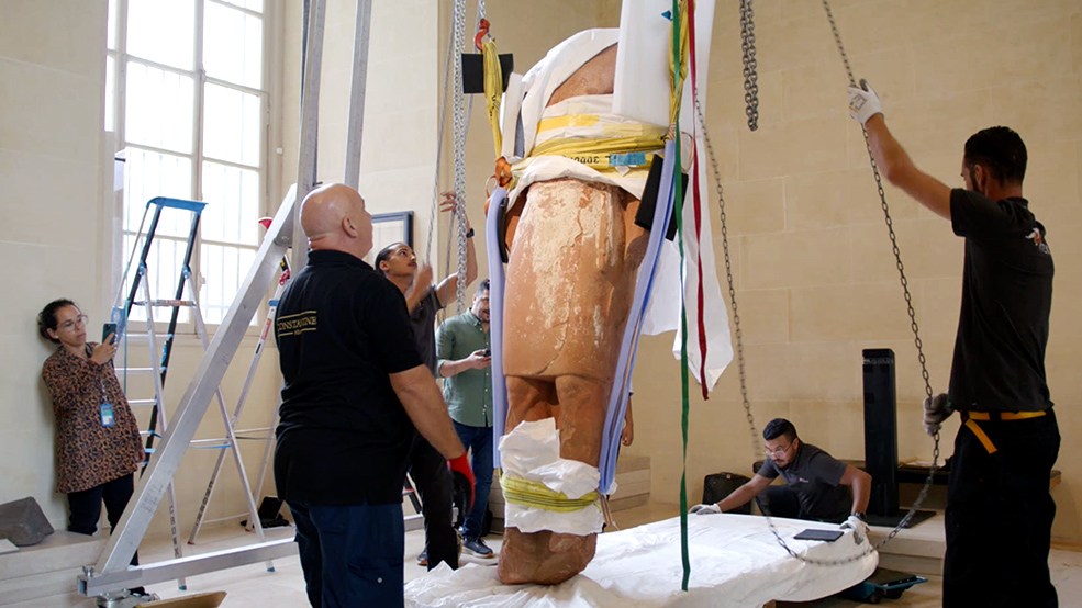 Setting up the Dadan statue