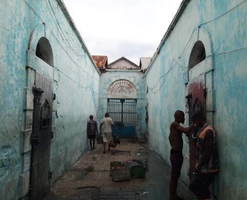 Mahajanga_couloir entre quartiersjpg